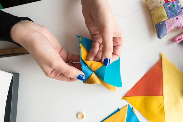 Trabajo Artesanía Concepto Fabricación Cerrar Las Manos Delicadas Costura Que —  Fotos de Stock