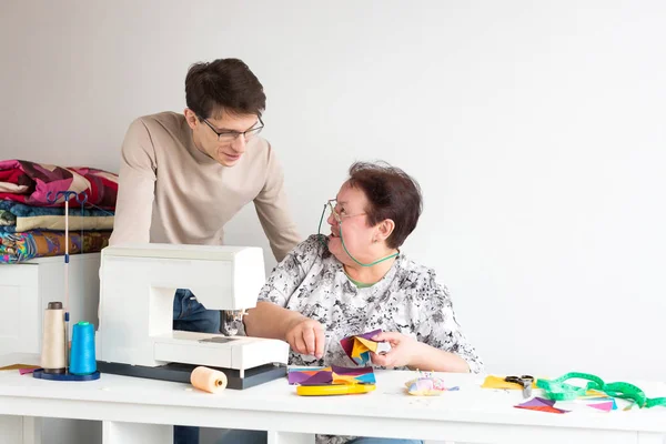 Pequeno Negócio Design Conceito Fabricação Pela Velha Mulher Rindo Homem — Fotografia de Stock