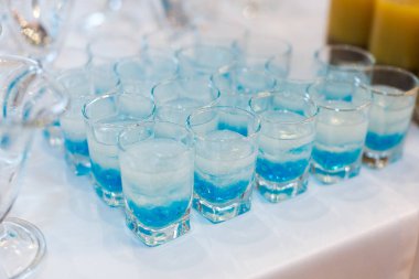 Floresan bar, mavi şuruplar üzerinden moleküler havyar ile renkli kokteyller, jelleri güçlü mens kadeh parlayan içecekler.