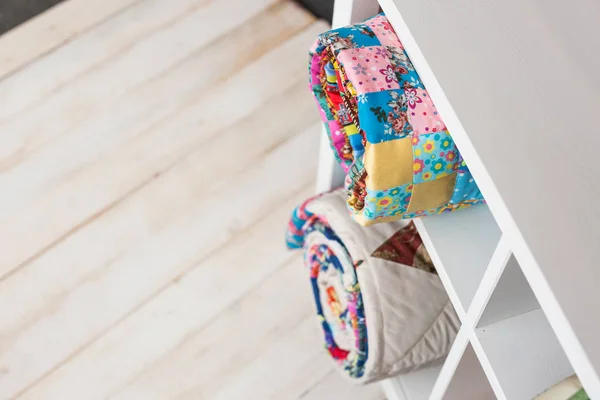 Patchwork Naai Modeconcept Twee Kleurrijke Gewatteerde Dekens Witte Planken Met — Stockfoto