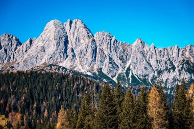 Dolomite dağlarının güzel sonbahar manzarası