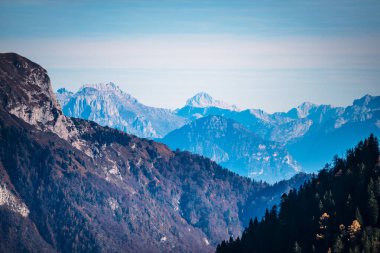 Dolomite dağlarının güzel sonbahar manzarası