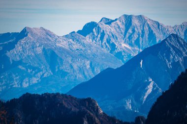 Dolomite dağlarının güzel sonbahar manzarası