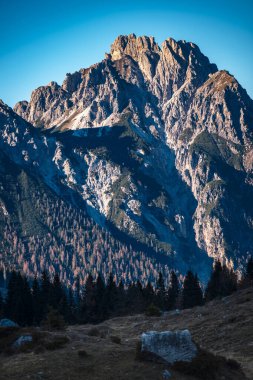 Mavi gökyüzü olan güzel bir dağ manzarası.