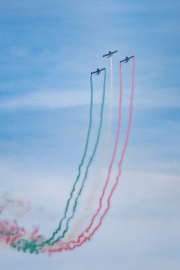 İtalyan Hava Kuvvetleri 'nin akrobatik takımı Frecce Tricolori, 65. yıldönümlerini 6 ve 7 Eylül 2025 tarihlerinde İtalya' nın Udine kentindeki Rivolto Hava Üssü 'nde düzenlenen bir hava gösterisiyle kutladı.. 