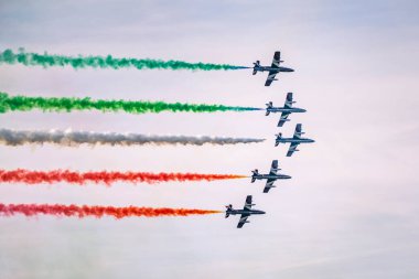 İtalyan Hava Kuvvetleri 'nin akrobatik takımı Frecce Tricolori, 65. yıldönümlerini 6 ve 7 Eylül 2025 tarihlerinde İtalya' nın Udine kentindeki Rivolto Hava Üssü 'nde düzenlenen bir hava gösterisiyle kutladı.. 