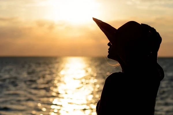 Νεαρή Μοναχική Κοπέλα Κάθεται Στην Παραλία Και Φαίνεται Στο Βάθος — Φωτογραφία Αρχείου