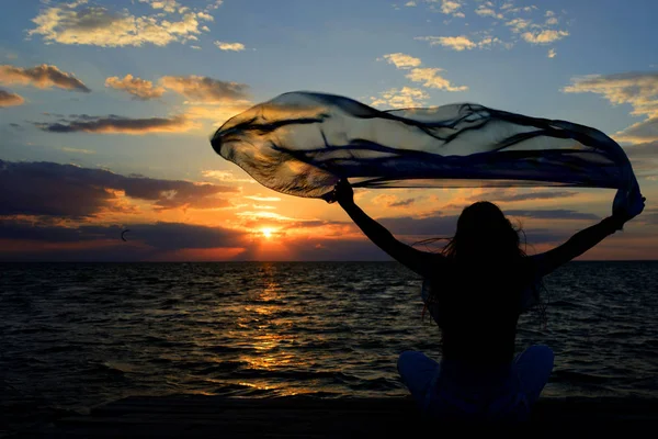 Una Giovane Ragazza Snella Erge Ponte Legno Ponte Pesca Stendendo — Foto Stock