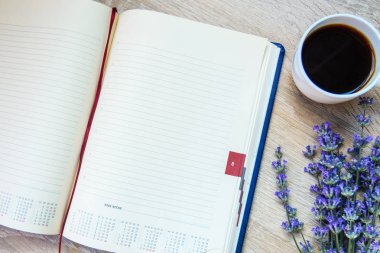 Açık defter, kahve kupa, dolma kalem ve çiçek (lavanta) Masaüstü. 