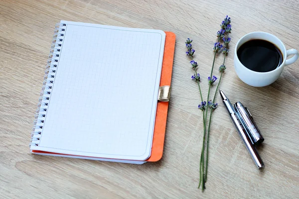 Caderno Aberto Caneca Café Caneta Tinteiro Flores Lavanda Área Trabalho — Fotografia de Stock