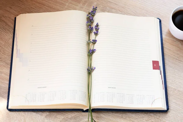 Öppna Anteckningsboken Reservoarpenna Och Blommor Lavendel Skrivbordet — Stockfoto