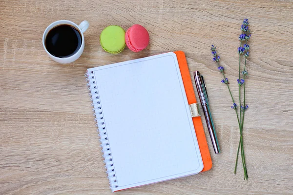 Torturi Casă Biscuiți Chifle Cană Cafea Neagră Notebook Stilou Flori — Fotografie, imagine de stoc