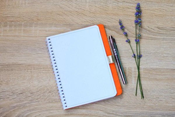 Ανοίξτε Σημειωματάριο Στυλό Κρήνη Και Λουλούδια Λεβάντα Στην Επιφάνεια Εργασίας — Φωτογραφία Αρχείου