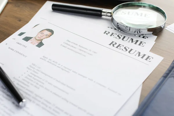 履歴書 履歴書 履歴書 及び木製の表のペン — ストック写真