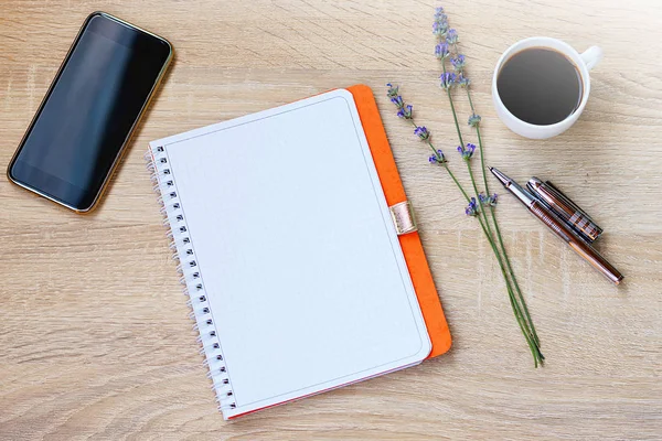 Bloco Notas Caneta Flores Lavanda Telefone Celular Uma Mesa Madeira — Fotografia de Stock