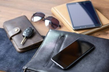 Erkek aksesuarlar - bir çanta, Gözlük, bir çanta, kartvizit, saat, Araba anahtarı, bir telefon, bir tablet, bir defter ve bir kalem ofis masasında. İş ve finans. Yaşam tarzı ve moda.