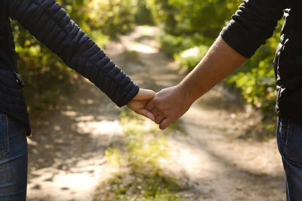 Dos Amantes Una Niña Niño Caminan Tomados Mano Largo Sendero — Foto de Stock