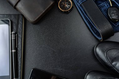 Bir kara tahta üzerinde Erkek aksesuarlar (defter, kalem, telefon, Ayakkabı, kol saatleri, cüzdan, çanta, kemer, kot, pantolon, Ayakkabı).