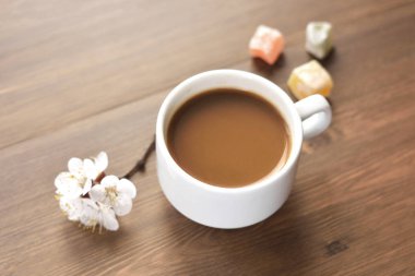 Yasemin çayı ve yasemin çiçeği ahşap masa arkasında.. 