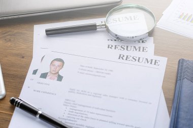 Tahta bir masa üzerinde (müfredat vitae, cv) ve kaleme devam et. 