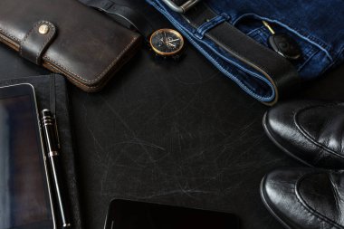 Bir kara tahta üzerinde Erkek aksesuarlar (defter, kalem, telefon, Ayakkabı, kol saatleri, cüzdan, çanta, kemer, kot, pantolon, Ayakkabı).