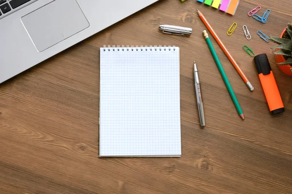 Ένα Ανοιχτό Σημειωματάριο Για Σημειώσεις Μολύβια Μαρκαδόρους Ένα Στυλό Μια — Φωτογραφία Αρχείου