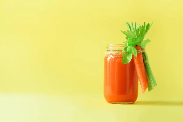 Органический морковный сок с морковью, сельдерей на желтом фоне. Овощной дым в стеклянной банке. Принято. Концепция летней еды. Здоровое питание от детоксикации, щелочная диета — стоковое фото