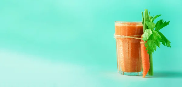 Органический морковный сок с морковью, сельдерей на синем фоне. Свежий овощной дым в стакане. Баннер. Принято. Концепция летней еды. Здоровое питание от детоксикации, щелочная диета — стоковое фото