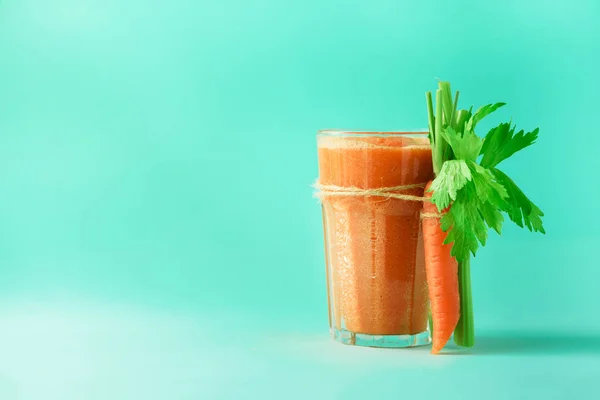 Органический морковный сок с морковью, сельдерей на синем фоне. Свежий овощной дым в стакане. Баннер. Принято. Концепция летней еды. Здоровое питание от детоксикации, щелочная диета — стоковое фото
