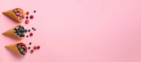 냉동된 딸기-딸기, 블루베리, 블랙베리, 라즈베리 핑크 배경에 와플 콘에 최고의 볼 수 있습니다. 배너입니다. 최소한의 스타일에 대 한 패턴입니다. 팝 아트 디자인, 창조적인 개념 — 스톡 사진