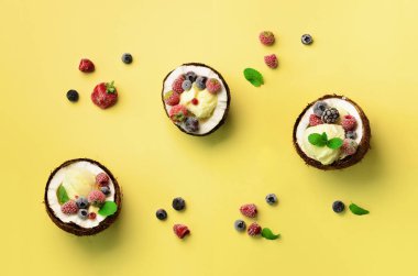 Hindistan cevizi Hindistan cevizi devrede de kopya alanı sarı zemin üzerine taze çilek dondurma. Üstten görünüm. Pop sanat tasarım, yaratıcı yaz konsepti. Yemek en az daire yatıyordu tarzı.