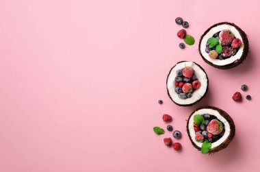 Hindistan cevizi Hindistan cevizi devrede de kopya alanı ile mavi arka plan üzerinde taze çilek dondurma. Üstten görünüm. Pop sanat tasarım, yaratıcı yaz konsepti. Yemek en az daire yatıyordu tarzı.