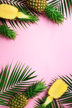 Desen Sarı zemin üzerine parlak ananas ile. Üstten Görünüm. Uzay kopyalayın. En az tarzı. Pop sanat tasarım, yaratıcı yaz konsepti.