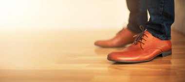 Vücut detay iş adamı. Güneş ışığı bokeh. Ahşap zemin üzerinde ayakkabı giyen adam. Giyim kavramı, damat törenden önce hazırlanıyor. Afiş