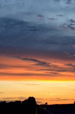 Yol üzerinde renkli gün batımı. Minimalist tarzı tasarım. Doğa arka plan, kopya alanı, yatay