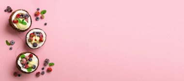 Hindistan cevizi Hindistan cevizi devrede de kopya alanı ile pembe arka plan üzerinde taze çilek dondurma. Üstten görünüm. Pop sanat tasarım, yaratıcı yaz konsepti. Yemek en az daire yatıyordu tarzı.