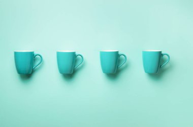 Mavi arka plan üzerinde mavi su bardağı desen. Doğum günü partisi kutlama, bebek duş kavramı. Punchy pastel renkler. Minimalist tarzı tasarım