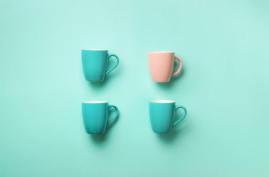 Mavi arka plan üzerinde mavi su bardağı desen. Doğum günü partisi kutlama, bebek duş kavramı. Punchy pastel renkler. Minimalist tarzı tasarım