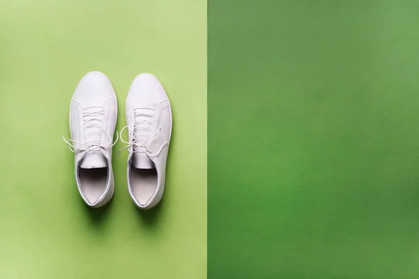 Eleganta vita sneakers och rep på grön bakgrund med kopia utrymme. Ovanifrån. Minimal platt lay. Sommar skor samling. Första steg koncept — Stockfoto