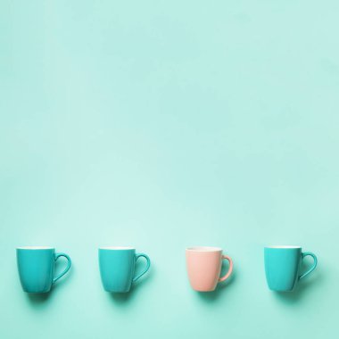 Mavi ve pembe bardak turkuaz arka plan üzerinde desen. Kare ürün. Doğum günü partisi kutlama, bebek duş kavramı. Punchy pastel renkler. Minimalist tarzı tasarım