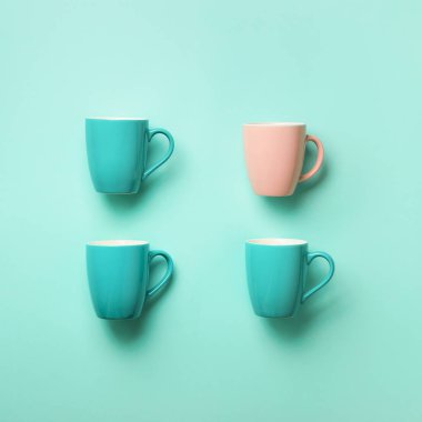 Mavi arka plan üzerinde mavi su bardağı desen. Kare ürün. Doğum günü partisi kutlama, bebek duş kavramı. Punchy pastel renkler. Minimalist tarzı tasarım