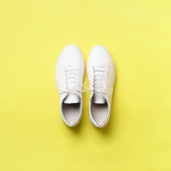 Eleganta vita sneakers och rep på gul bakgrund med kopia utrymme. Ovanifrån. Minimal platt lay. Sommar skor samling. Första steg koncept. Kvadrat gröda — Stockfoto