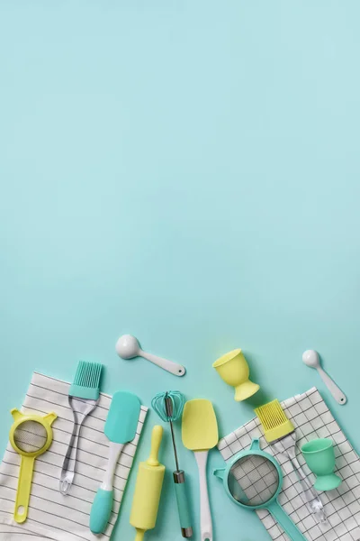 Pastel amarelo, utensílios de cozinha azul sobre fundo turquesa. Os ingredientes alimentares. Cozinhar bolos e assar o conceito de pão. Espaço para cópia. Vista superior. Depósito plano — Fotografia de Stock