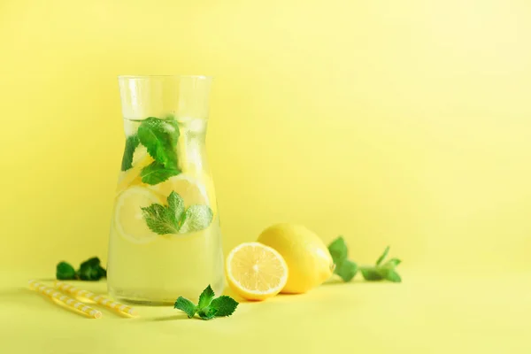 Desintoxicação de água com hortelã, limão sobre fundo amarelo. Banner com espaço de cópia, bokeh luz solar. Limonada cítrica. Água infundida de fruta de verão . — Fotografia de Stock
