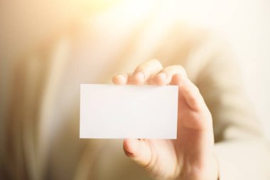 Boş iş oyun kağıdı ile kopya yer tutan bir iş adamı. Kadar alay et. İş, çalışma, ağ kavramı. Güneş ışığı bokeh etkisi