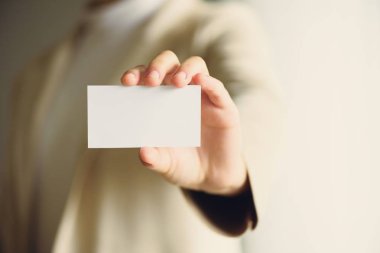 Boş iş oyun kağıdı ile kopya yer tutan bir iş adamı. Kadar alay et. İş, çalışma, ağ kavramı. Güneş ışığı bokeh etkisi. Afiş