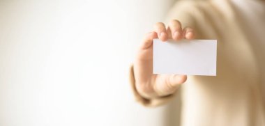 Boş iş oyun kağıdı ile kopya yer tutan bir iş adamı. Kadar alay et. İş, çalışma, ağ kavramı. Güneş ışığı bokeh etkisi. Afiş