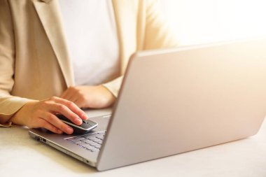 Laptop ile ışık arka plan üzerinde çalışan iş adamı. Uzay kopyalayın. Her zaman iş, uzaktan çalışma, bağlanmak, online bankacılık, online alışveriş kavramı.