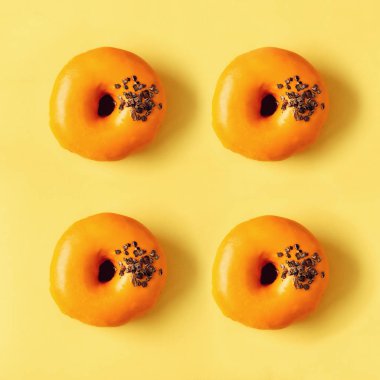 Pastel arka plan üzerine portakal krema ile tatlı çörek kare ürün. Lezzetli çörek pembe doku, kopya alanı, üstten görünüm