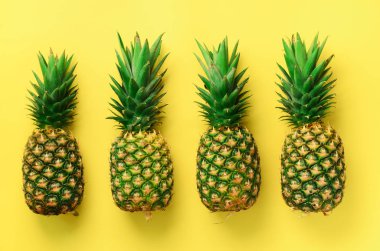 Taze ananas Sarı zemin üzerine. Üstten Görünüm. Pop sanat tasarım, yaratıcı kavramı. Uzay kopyalayın. Parlak ananas desen en az stil için.